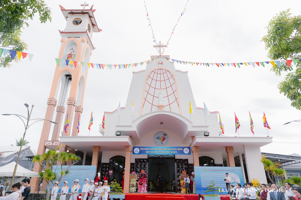 Giáo xứ Cự Lại mừng 200 năm lãnh nhận Đức tin, 140 năm thành lập và các em thiếu nhi lãnh nhận các Bí tích